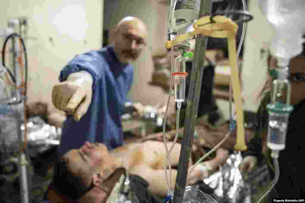 Порятунок юного українського бійця у польовому шпиталі під Бахмутом. 26 лютого 2023 року Як повідомляє Східного угруповання військ українських сил оборони: російські військові на Бахмутському напрямку за добу здійснили 300 обстрілів, відбулося 60 бойових зіткнень.