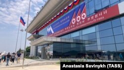 ფოტო არქივიდან. ჩრდილოეთ კორეაში პუტინის სახელმწიფო ვიზიტის გამო ფხენიანის აეროპორტში გამოფენილი მისასალმებელი ბანერი. 2024 წლის 18 ივნისი
