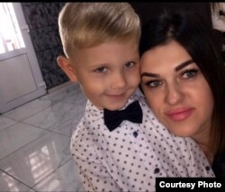 Дмитро Бабенко з мамою. Фото з особистого архіву родини