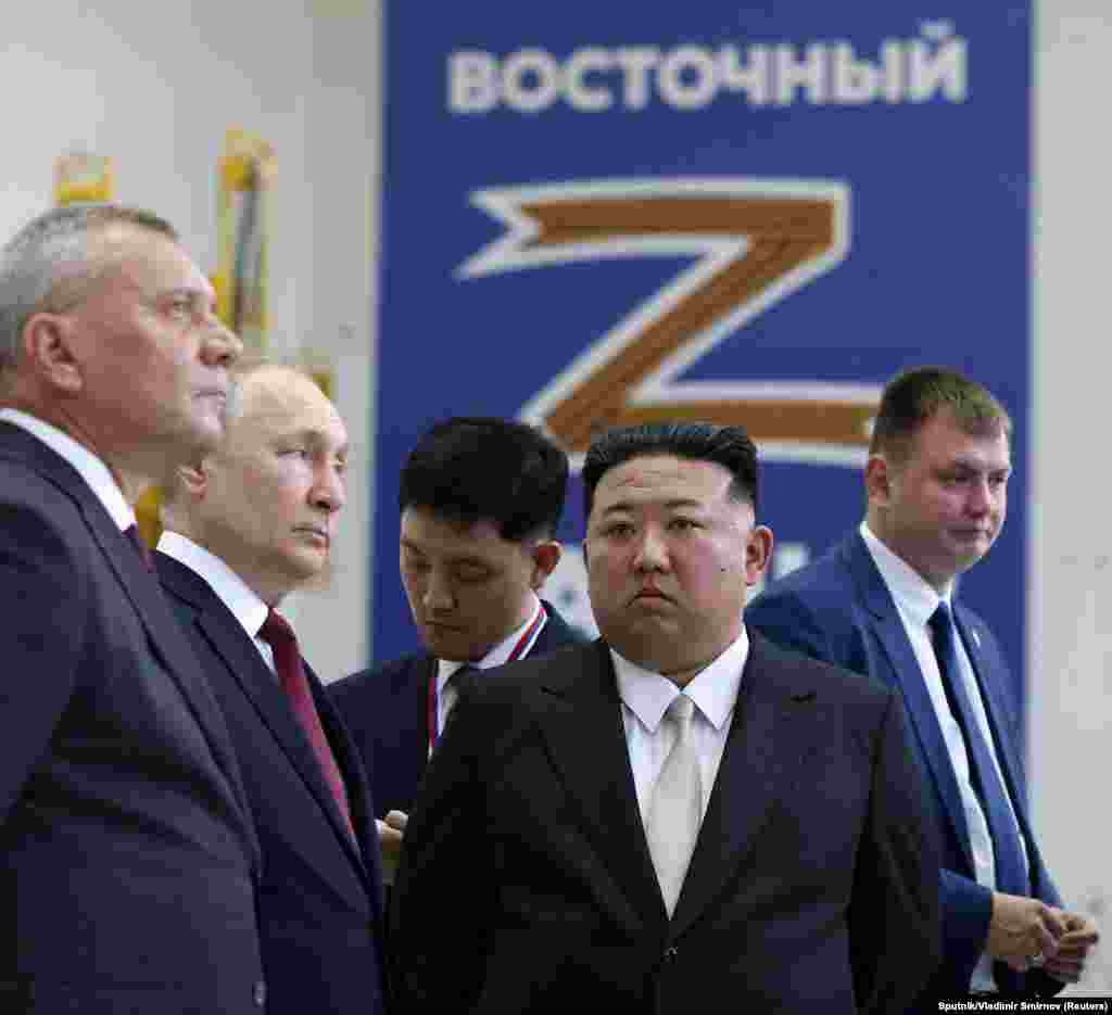 Президент Росії Володимир Путін і лідер Північної Кореї Кім Чен Ин на космодромі «Восточный» на Далекому Сході Росії, 13 вересня 2023 року. Зустріч відбулася у той час, коли російське вторгнення в Україну продовжує спалювати запаси зброї Кремля, і через місяць після того, як Кім закликав північнокорейських виробників зброї «різко збільшити» виробництво