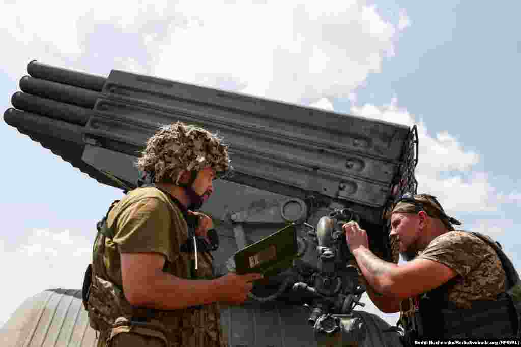 Проходить декілька хвилин…