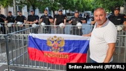 Snažan uticaj proruskih partija u Crnoj Gori izaziva destabilizaciju odnosa sa susjednim državama( Sa protesta srpskih nacionalnih organizacija protiv Vlade Crne Gore zbog odluke da podrži Rezoluciju o genocidu u Srebrenici. Podgorica 22. maj 2024.)