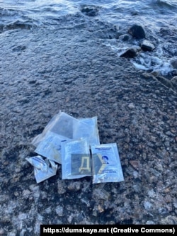 Пакети з «водою питною аварійною» входять до складу наборів для виживання, зберігаються у тому числі на надувних шлюпках. Фото видання «Думська»