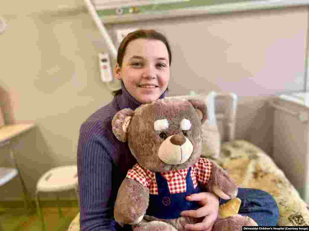 Кіра зовсім осиротіла у віці 12 років, після того, як її батько, колишній капітан збірної України з водного поло, загинув у Маріуполі в березні 2022 року. Мама дівчинки померла, коли та була ще немовлям. Коли Кіра намагалася втекти з Маріуполя з дівчиною свого покійного батька та кількома сусідами, один із членів групи наступив на міну, внаслідок чого Кіра отримала поранення. Після того, як Кіра потрапила до рук російських військ, її відвезли до лікарні в окупованому Донецьку. Згодом дідусь Кіри поїхав по неї через територію Росії, щоб забрати та повернути онучку на підконтрольну територію України. Під час лікування Кіри в «Охматдиті» дівчинку відвідав президент України Володимир Зеленський