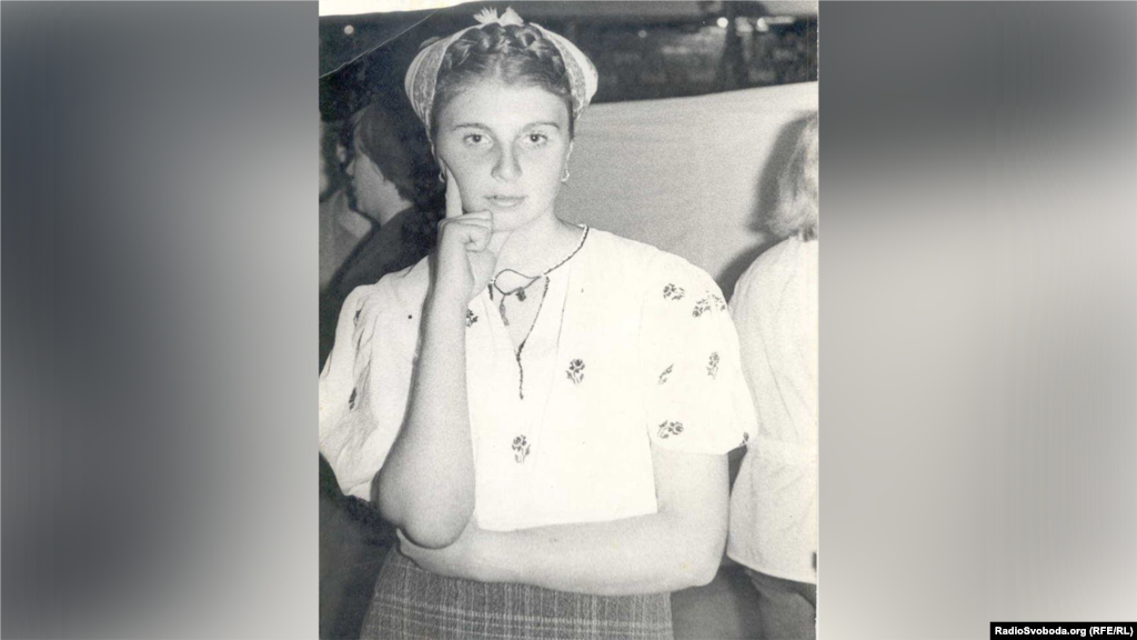 Першокурсниця факультету журналістики Київського національного  університету імені Тараса Шевченка, 1979 рік. «Вишиванка бабусина, коса своя», – підписала світлину Інна Кузнецова