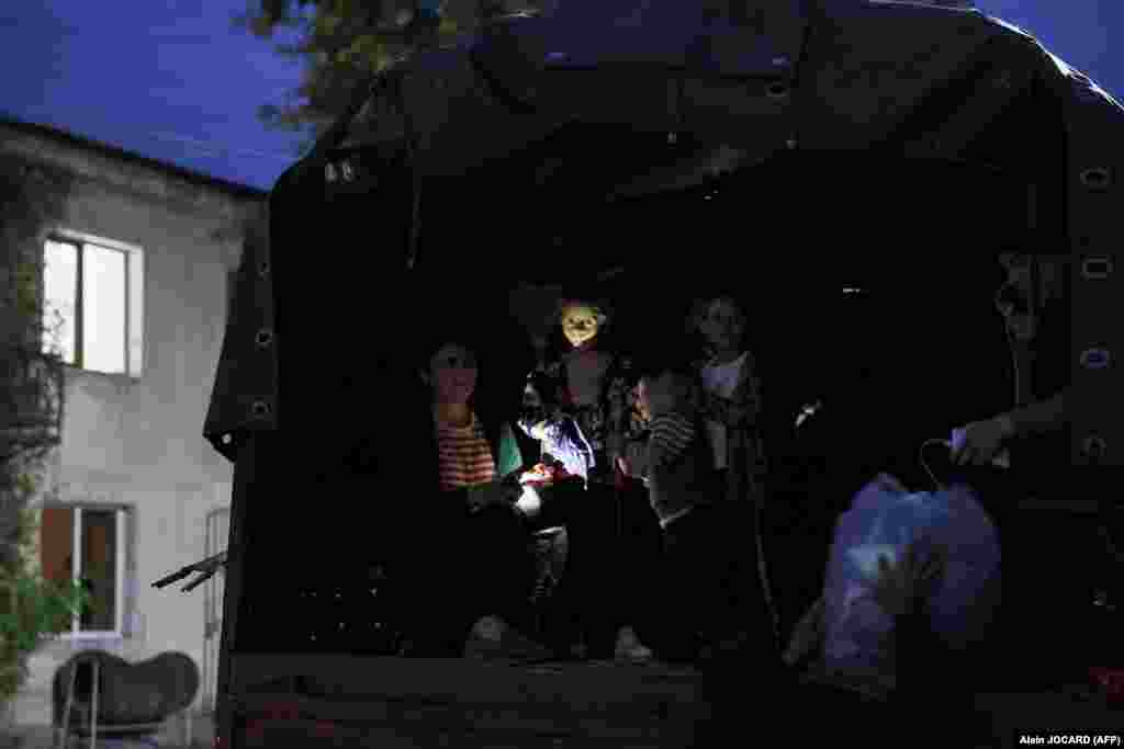 Беженцы в грузовике на юге Армении в ожидании поездки в Ереван. Госсекретарь США Энтони Блинкен призвал 26 сентября президента Азербайджана Ильхама Алиева защитить мирное население Нагорного Карабаха  