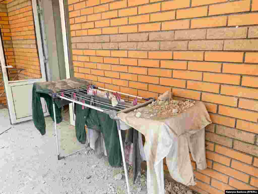 ОДЕСА – У деяких квартирах повибивало вікна. Очільник Одеської ОВА Олег Кіпер повідомив, що внаслідок російської атаки були пошкоджені 19 житлових багатоповерхівок і два приватних будинки. Руйнувань зазнали близько 70 квартир