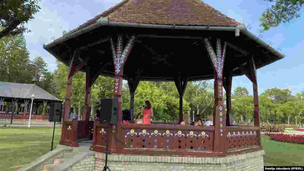 Put nas dalje vodi do Muzičkog paviljona. Ovaj jednostavan objekat nalazi se na prostoru između Velike terase i obale. Tokom svog postojanja od sto godina zadržao je originalan oblik i funkciju. Svako jutro i popodne tu su se održavali mali promenadni koncerti. Tu su svirali poznati muzičari iz Subotice ili drugih krajeva Ugarske i ulepšavali turistima šetnju palićkim parkom i obalom. Ta funkcija je obnovljena pre tri godine, tako da se nastupi organizuju svake subote tokom leta, s početkom u 18 časova.