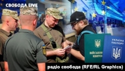 Байден підписав закон про допомогу США. Але це не цікавить українських чоловіків, які стоять в чергах за документами за кордоном
