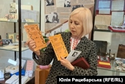 Донька Жанна показує дві монографії батька, єдине, що вийшло друком