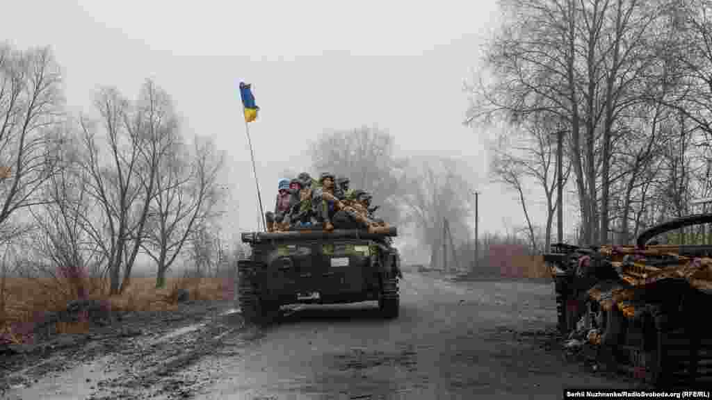 Обабіч дороги знищена напередодні російська техніка, яку знешкоджували із авіації, ударних дронів та іншого озброєння. Фото від 2 квітня 2022 року