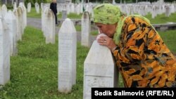 U srebreničkom genocidu, u julu 1995. godine, Nezira Sulejmanović je izgubila dva sina.