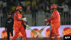 د اسلام اباد یونایټېډ اعظم خان (له ښي لوري لومړی) او فهیم اشرف د مارچ پر پینځمه په ښه بیټېنګ خپله لوبډله د بریا پر لوري یوړه.