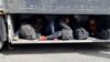 Fotoarhiv: Migranti u kamionu kroz Srbiju