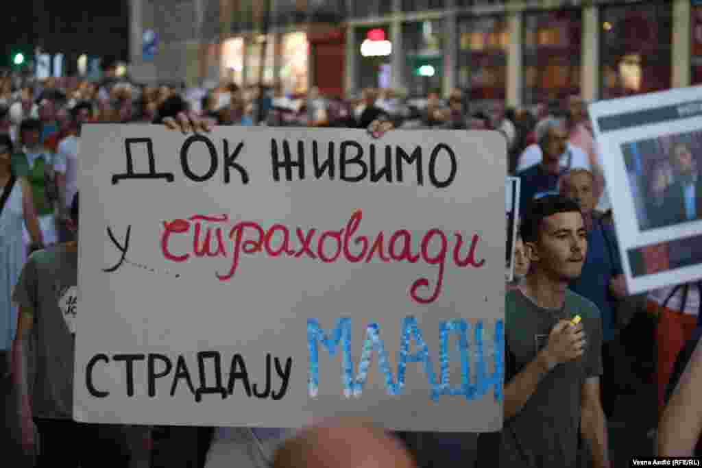 Učesnicima su se obratili prosvetni radnici, profesori i studenti koji su poručili da vlast posle masovnog ubistva u osnovnoj školi Vladislav Ribnikar 3. maja u Beogradu nije uradila dovoljno.  