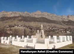 Spomenik iz Drugog svetskog rata u Dasalti/Karintak fotografisan u januaru 2015.