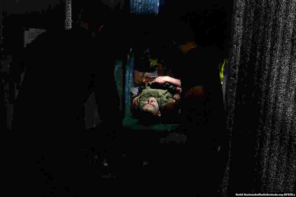 Евакуація поранених з поля бою іноді може тривати від кількох годин, до декількох діб. Порятунок пораненого також ускладнюється обстрілами та FPV-дронами противника. Іноді це взагалі унеможливлює евакуацію поранених бійців  