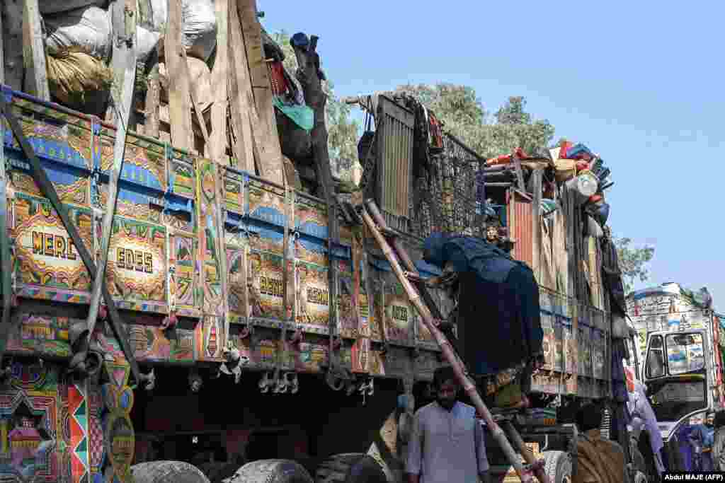 دستور پاکستان برای خروج مهاجران «غیرقانونی» افغان از کشور، میلیون‌ها نفر از جمله ساکنان طولانی‌مدت و دارندگان مدارک معتبر را در هراس از بازگشت اجباری به کشوری که از آن فرار کرده‌اند، قرار داده است.