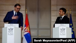 Francuski predsednik Emanuel Makron (desno) i predsednik Srbije Aleksandar Vučić (levo) održavaju zajedničku konferenciju za novinare uoči radne večere u predsedničkoj Jelisejskoj palati u Parizu 8. aprila 2024. godine.