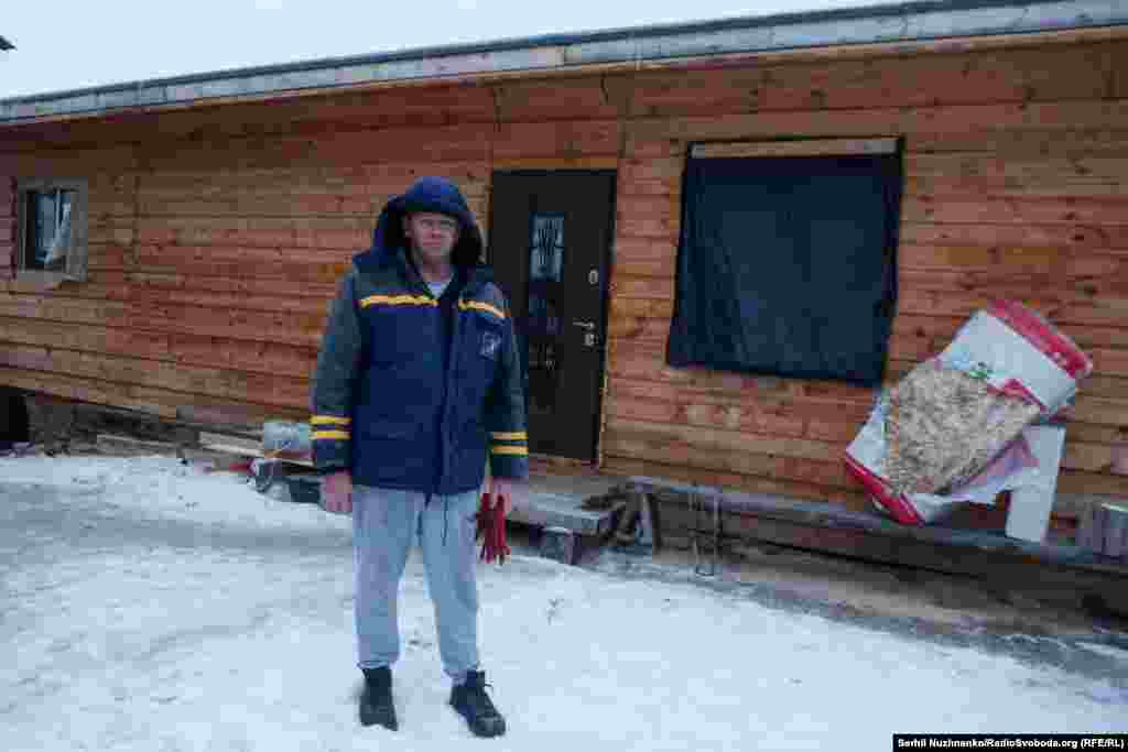 Це житель Мощуна – Ярослав. У липні 2022 року він почав будувати новий будинок для своєї родини, замість знищеного під час боїв.  Ярославу допомагали благодійні фонди і друзі На фото видно, що вже вдалося зробити до грудня 2023 року. Ще багато роботи з внутрішнього оздоблення.