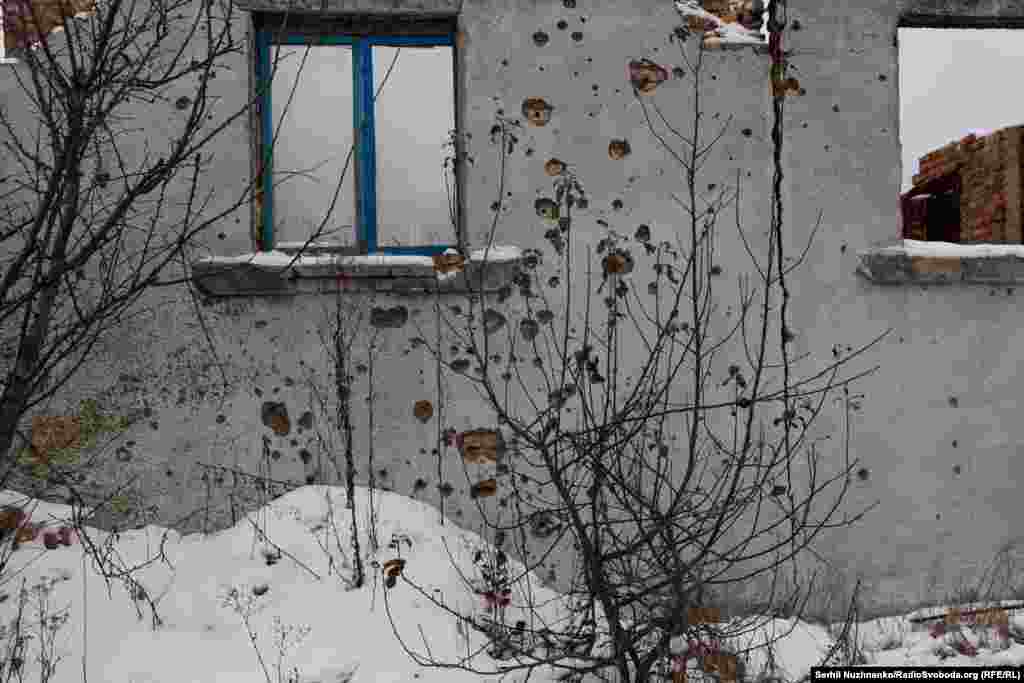 85% будівель у селі Мощун були зруйновані на початку широкомасштабного вторгнення Росії. Село розташоване за п'ять кілометрів від адміністративної лінії столиці. І якщо у Бучі, Ірпені йде активна відбудова і все виглядає як один великий будівельний майданчик, то в Мощуні  є лише будівництво дороги до меморіалу. 