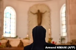 Një murgeshë duke u lutur në Katedralen Nënë Tereza në Prishtinë gjatë festës së Pashkëve më 2024.