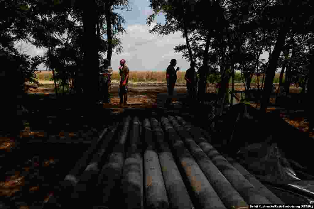 Військові п’ють каву, хтось палить, за декілька хвилин приїде БМ-21 «Град», яку потрібно буде швидко зарядити для бойової роботи на одному з найгарячіших напрямків на Запоріжжі 