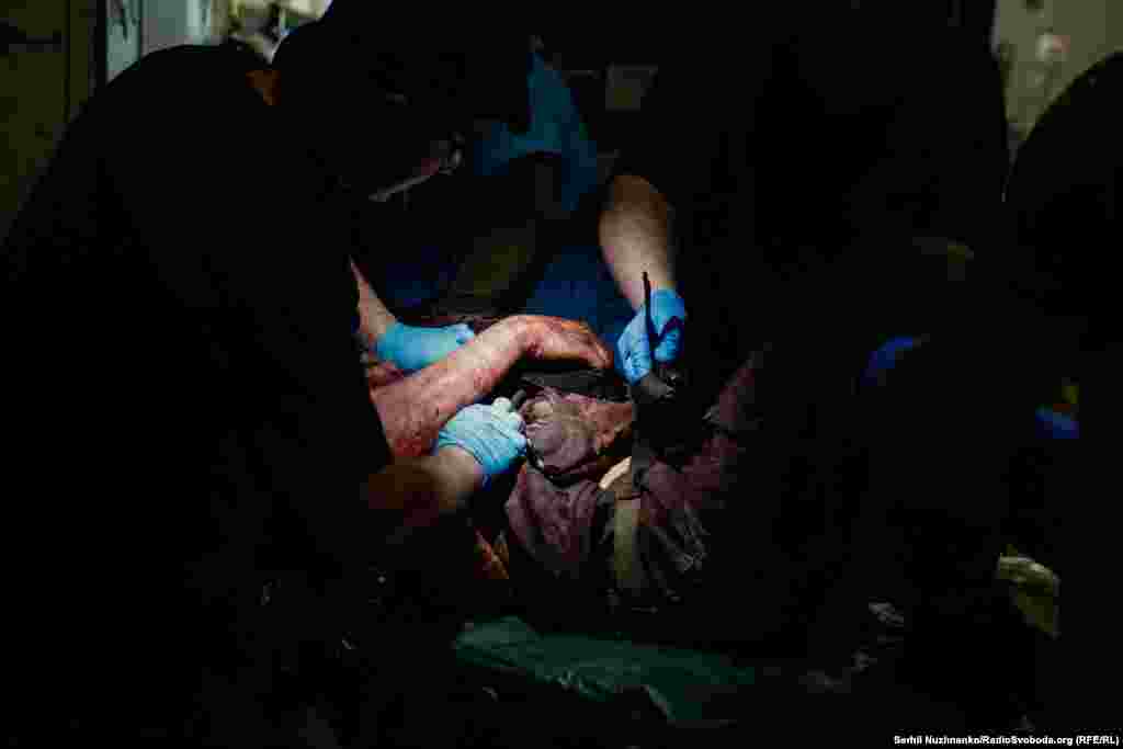 Основне завдання військових медиків, які працюють біля лінії фронту – стабілізувати стан пораненого та підготувати до евакуації до тилового шпиталю. Стабілізаційний пункт на Авдіївському напрямку, березень 2024 року 