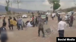 تصویری از ویدیوئی که از صحنهٔ درگیری گرفته شده و نشان میدهد زن گردشگر بر زمین افتاده است