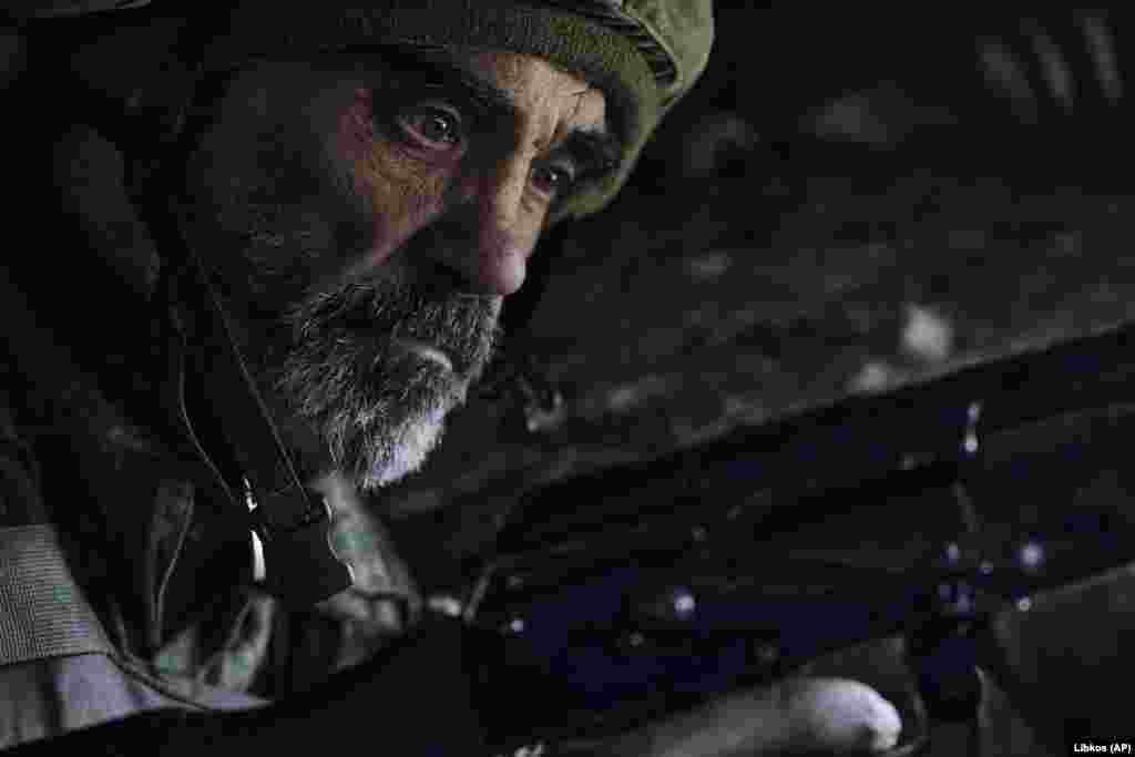 Український військовий із 28-ї бригади на позиції біля Бахмута. Донеччина, фото від 24 березня 2023 року