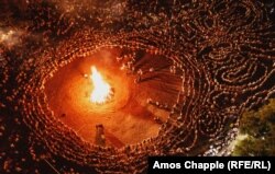 19 серпня хороводи танцюристів кружляють навколо багаття під звуки традиційної музики на фестивалі «Жеравна» в Болгарії. (Амос Чаппел, Центральна редакція новин Радіо Свобода)