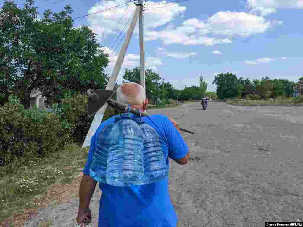 Місцеві жителі отримують від волонтерів і влади необхідні продукти та воду  