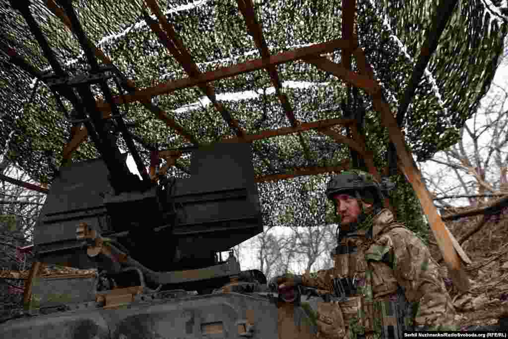 Сергій (28 років) – з Донбасу, жив на Закарпатті, займався соціальною роботою. «Я чекав на повістку, це ж Закарпаття, їх роздають направо і наліво, – посміхається Сергій. – Я підійшов на блокпосту і кажу: «Дайте повістку». А вони: «Вам ще немає 26». А мені ще 4 місяці до 27. Я пішов у військкомат – і з 12 травня 2022-го тут»