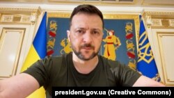 «Служба безпеки України затримала нападницю – оперативно, дякую за це», заявив Володимир Зеленський