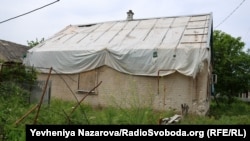 Понівечені будинки люди ремонтують, хто як може. Гуляйполе, Запорізька область, 26 травня 2023 року