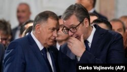 Predsednik Srbije Aleksandar Vučić (desno) sa predsjednikom RS-a Miloradom Dodikom na Svesrpskom saboru u Beogradu, 8. jun 2024.