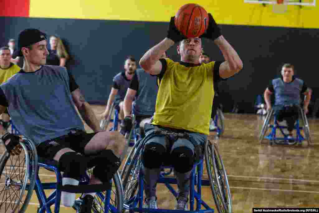 Гравці на візках займають позиції, готуються до нападу та захисту. У когось ампутовані кінцівки, а хтось, на перший погляд, не має видимих травм чи поранень