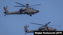 Гелікоптери AH64 Apache армії США беруть участь у військовому параді у Варшаві на День Війська Польського, 15 серпня 2023 року