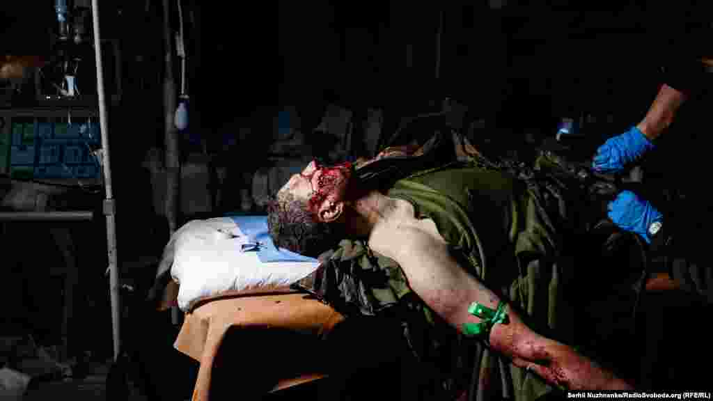 Парамедики надають першу медичну допомогу пораненому українському військовому на стабілізаційному пункті у місті Бахмут, Донецької області, листопад 2022 року. Бої за Бахмут – найтяжчі на війні за весь час. Після цього фото мені писали десятки людей, хтось на ньому впізнав свого батька, брата, чоловіка, всі шукають надію, що їхній близький живий в цьому пеклі на Землі. Поранений чоловік на фото після стабілізації стану був переведений в госпіталь