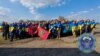 Українські військовополонені позують для фотографії після обміну, 10 квітня 2023 року