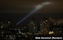 Українські військові використовують прожектор для пошуку ворожих безпілотників у небі над Києвом, лютий 2023 року