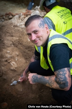 Український ветеран Олексій Кайстро під час розкопок