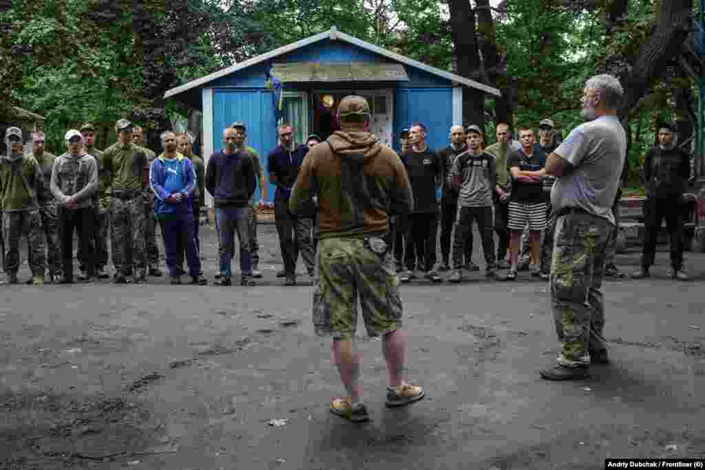 «Як баранів вас на штурми ніхто не буде відправляти. У нас думають про людей», – командир підрозділу «Палкін» (спиною) під час знайомства з рекрутами. Після проходження базового військового вишколу рекрутам запропонували обрати військову спеціальність – штурмовик, розвідник, снайпер або оператор БПЛА. Після базового вишколу планується розподілити бійців до відповідних бойових підрозділів, де вони будуть проходити вже спеціалізовані навчання та бойове злагодження у складі підрозділу