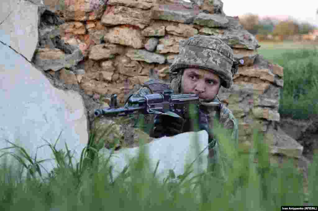 Поки одні бійці відпрацьовують штурм, інші – оборону. Потім змінюються групи, локації, складність завдань