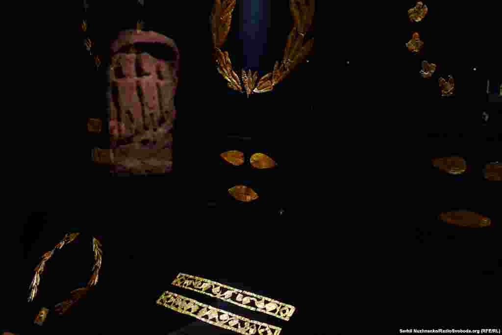 Артефакты из коллекции, известной как «скифское золото», оказались за рубежом в 2013 году — сначала на выставке в Бонне, а затем в Амстердаме в Музее Алларда Пирсона. Их демонстрировали в экспозиции под названием «Крым: золото и тайны Черного моря»