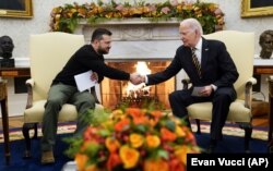 Президенти США Джо Байден та України Володимир Зеленський тиснуть руку під час зустрічі у Білому домі 12 грудня 2023 року (ілюстративне фото)