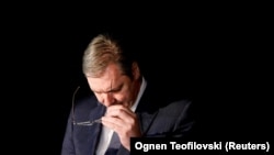 Predsednik Srbije Aleksandar Vučić tokom obraćanja medijima nakon maratonskih razgovora u Ohridu, 18. marta 2023.