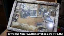 Велика фоторама з низкою світлин під склом, врятована з прифронтової зони – з одного із сіл Тернуватської громади під Гуляйполем в Запорізькій області, 25 березня 2024 року