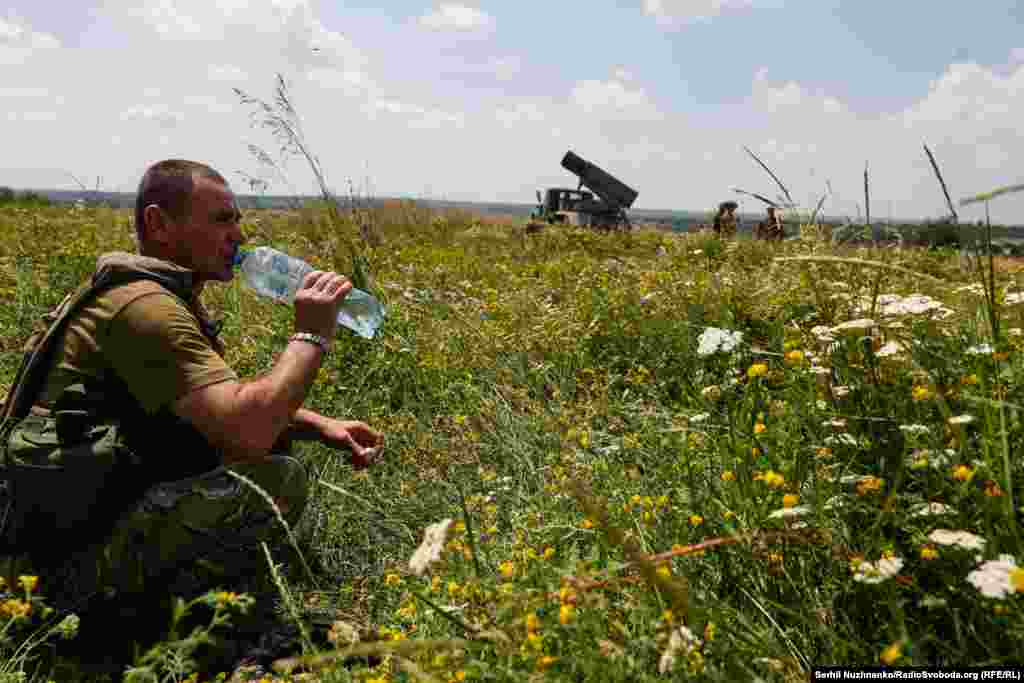«Раніше працював водієм, а зараз на БМ-21 знайшов схожу роботу», – посміхаючись говорить Григорій. Йому 50 років, він з Черкащини. «А після перемоги дітям буду допомагати, у мене два сини, один воював, після поранення, зараз обмежено придатний», – зазначає Григорій