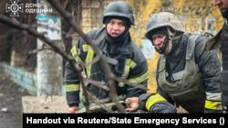 За даними ДСНС, попри те, що особовий склад перебував в укритті, поранені четверо рятувальників, ще вісім проходять обстеження. Фото архівне